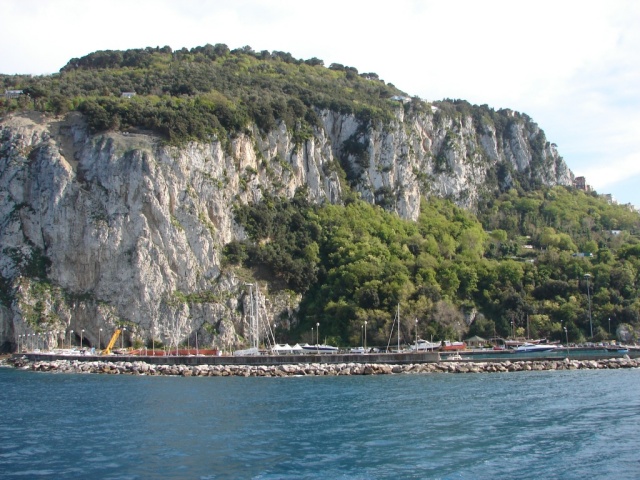 2008/03(March)/AroundTheWorld/Isle of Capri/640x480_Island made of Limestone.jpg